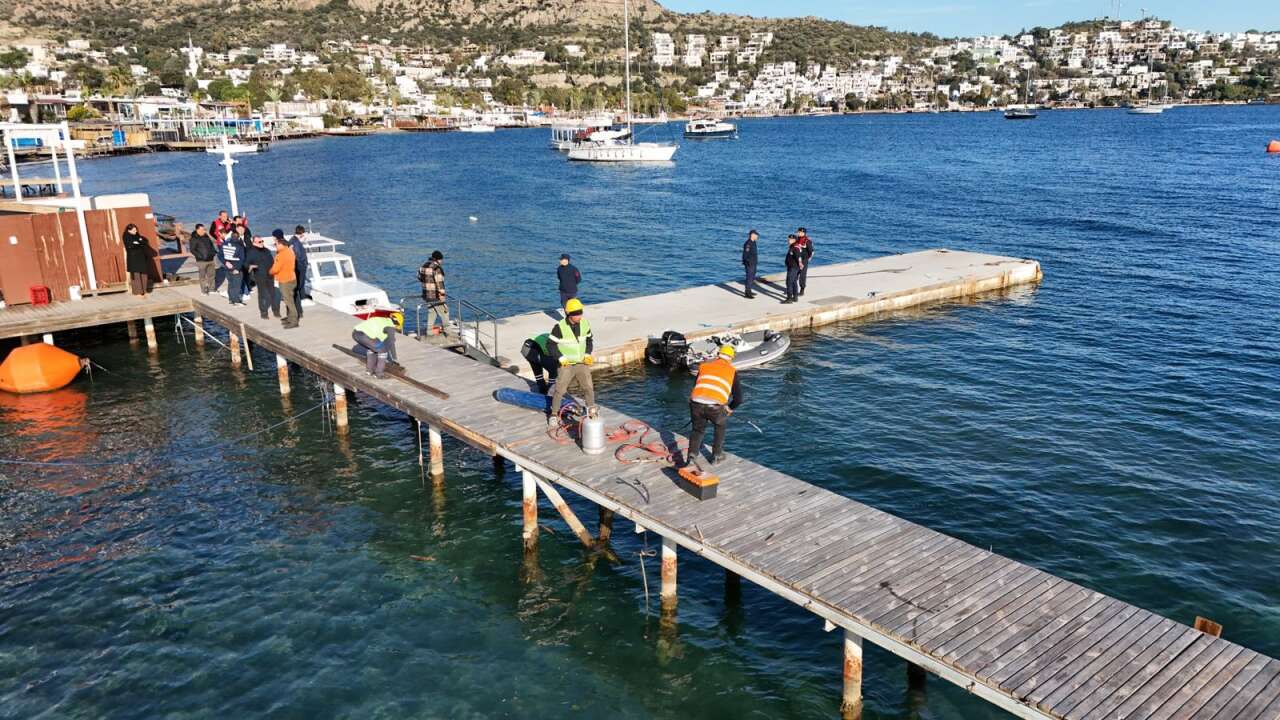 Sosyetenin Cenneti Türkbükü’nde Kaçak Liman Operasyonu! İskeleler Yıkılıyor, Tekneler Yediemine Çekiliyor 7